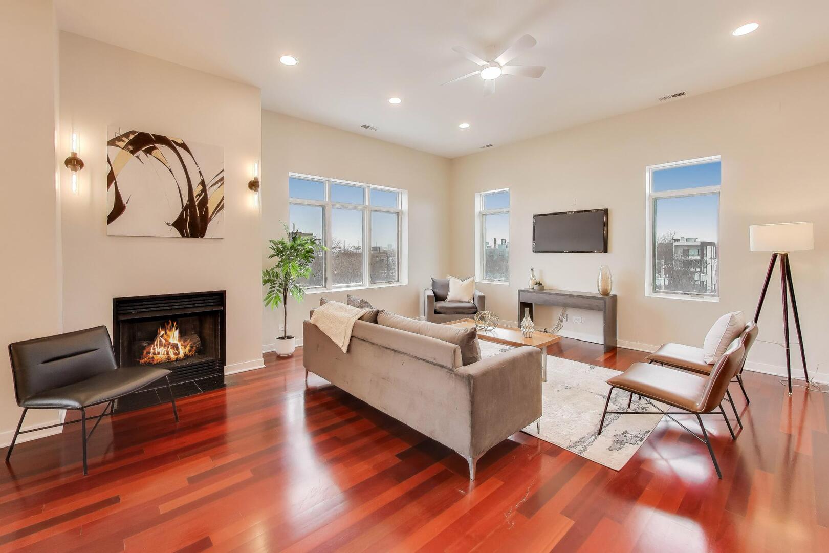 1600 N MARSHFIELD Avenue Unit: 403