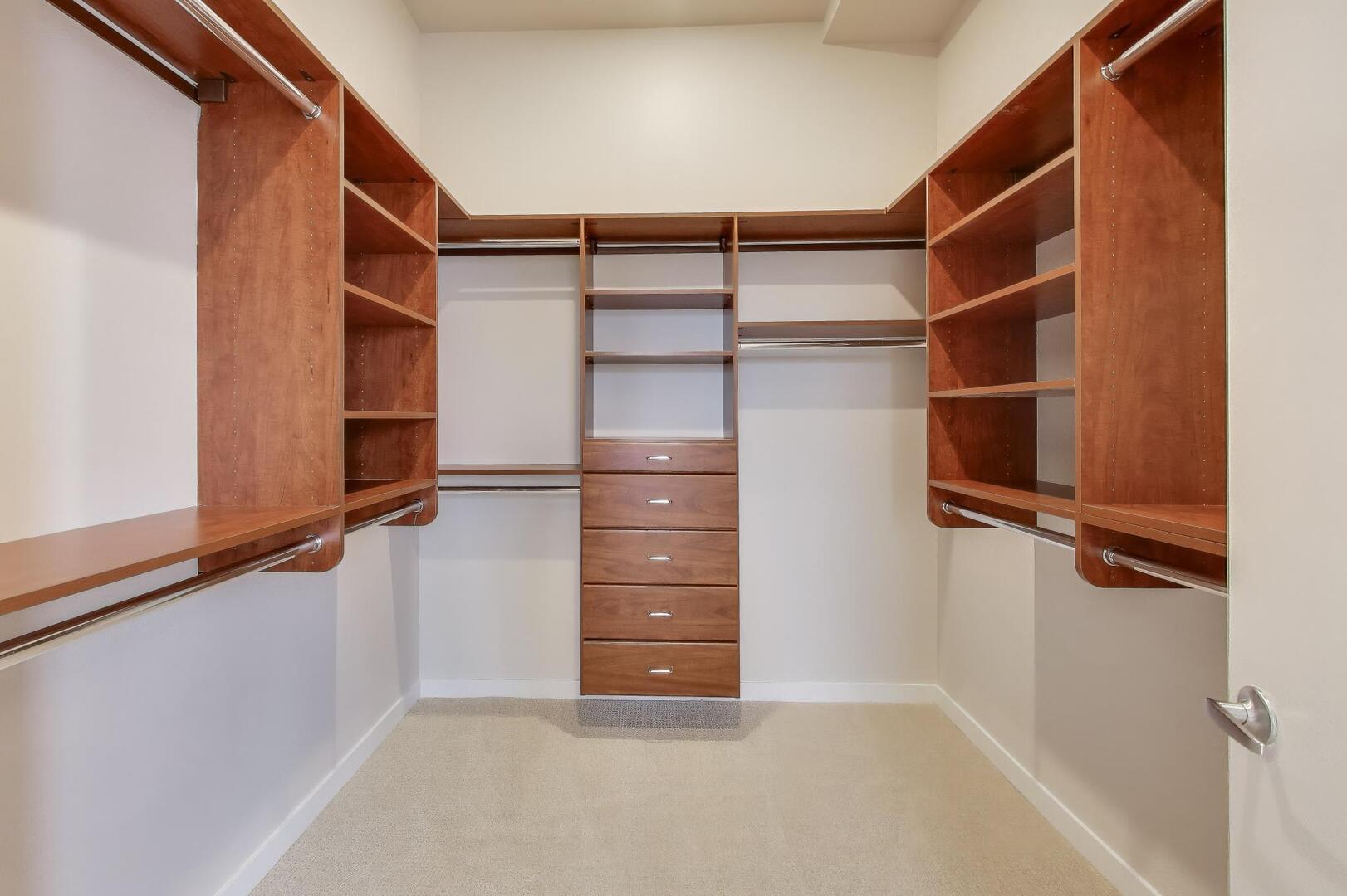 1600 N MARSHFIELD Avenue Unit: 403