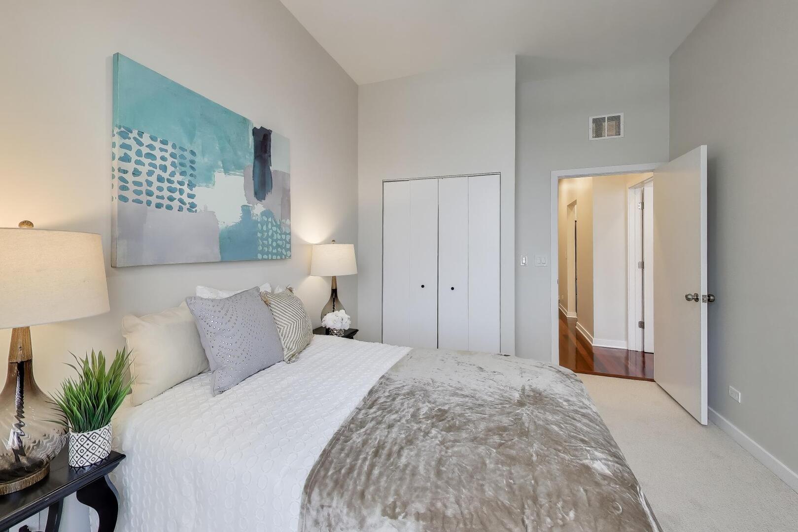 1600 N MARSHFIELD Avenue Unit: 403