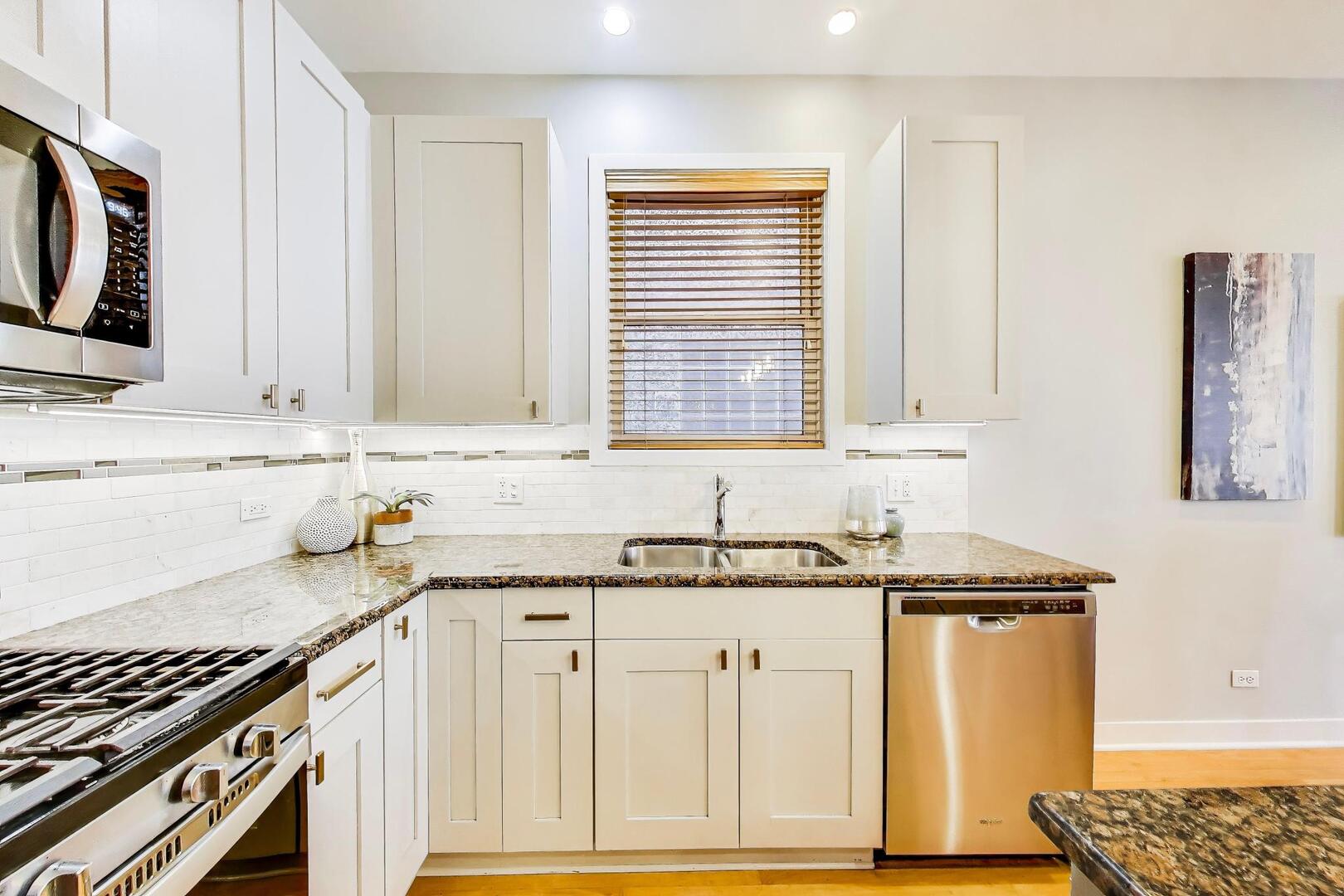 859 N Paulina Street Unit: 2