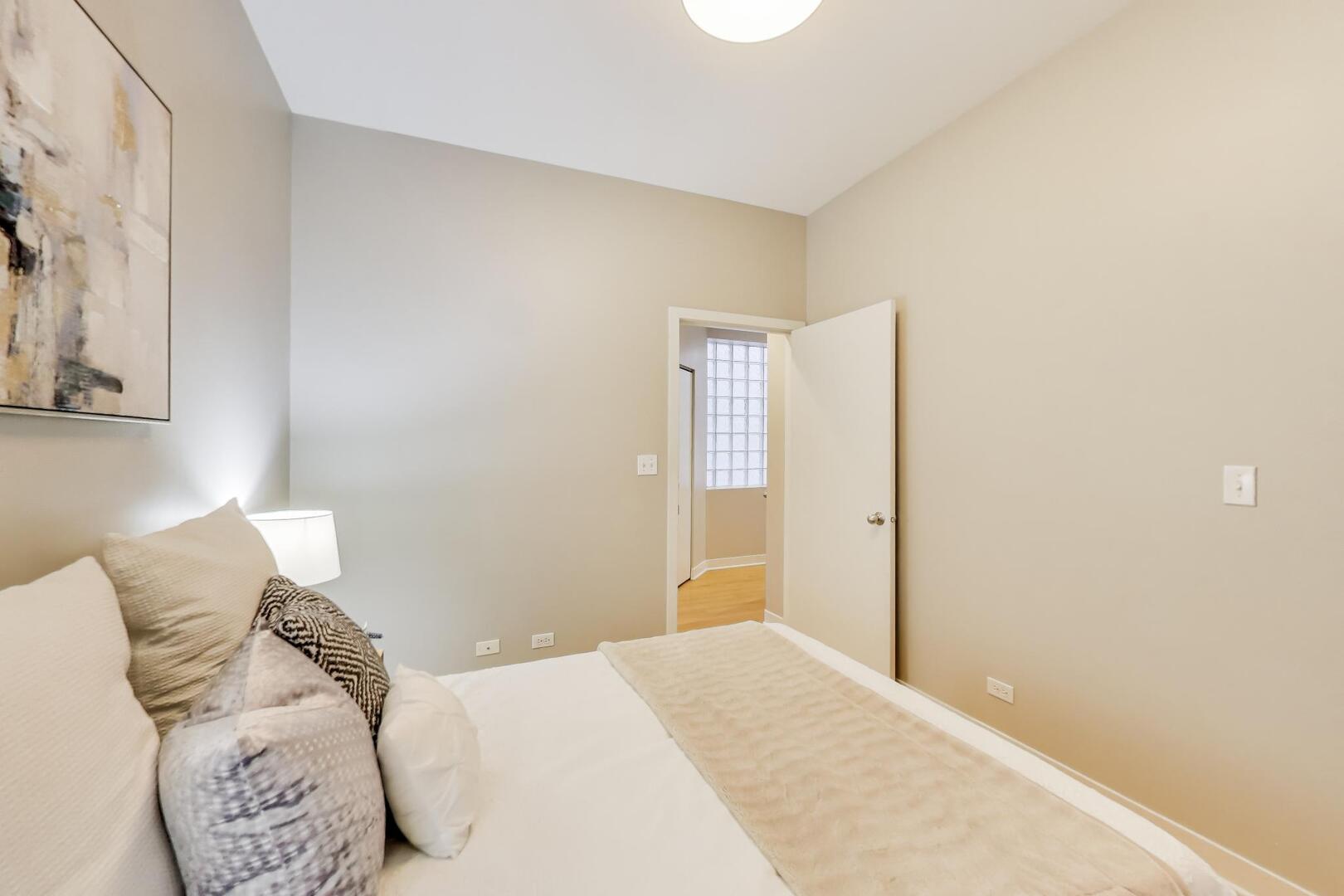 859 N Paulina Street Unit: 2