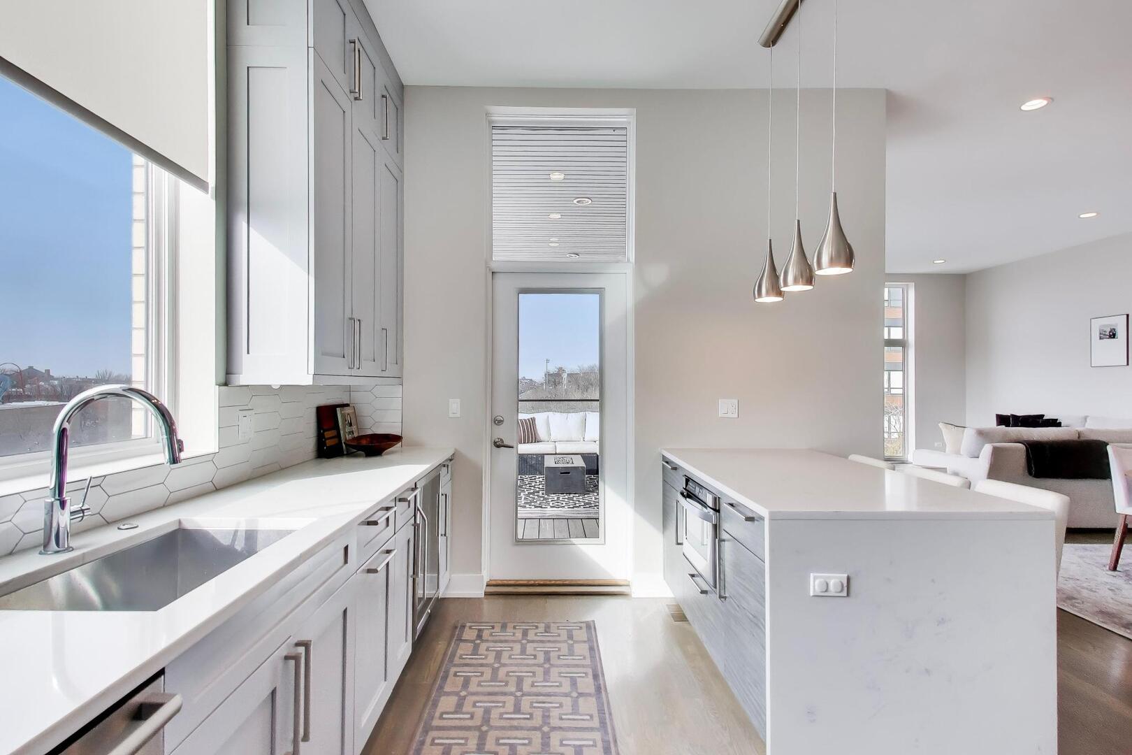 1121 N Western Avenue Unit: 4N