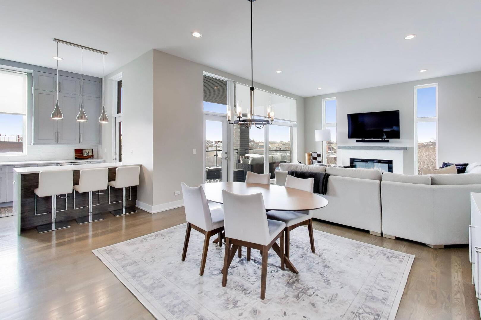 1121 N Western Avenue Unit: 4N