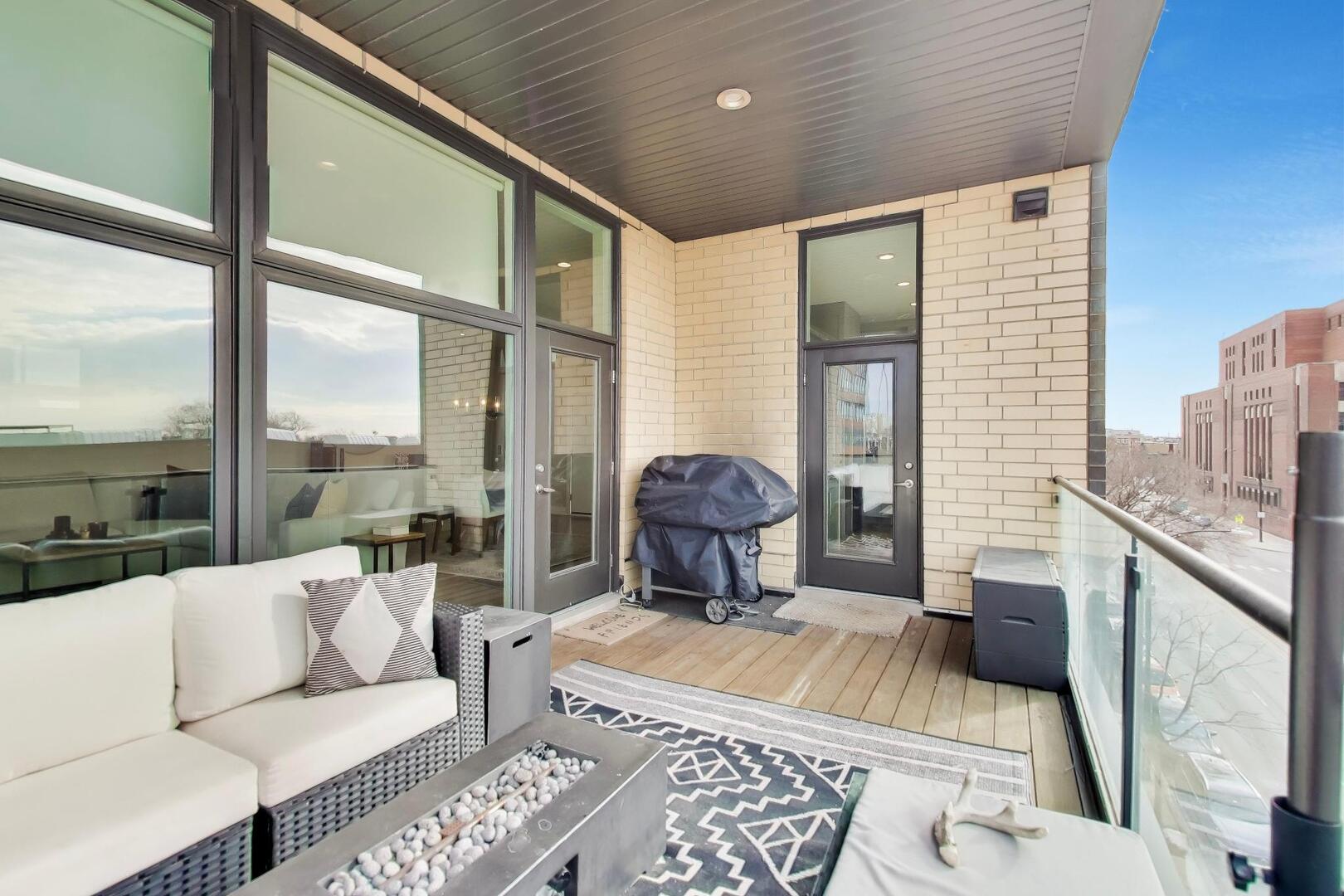 1121 N Western Avenue Unit: 4N