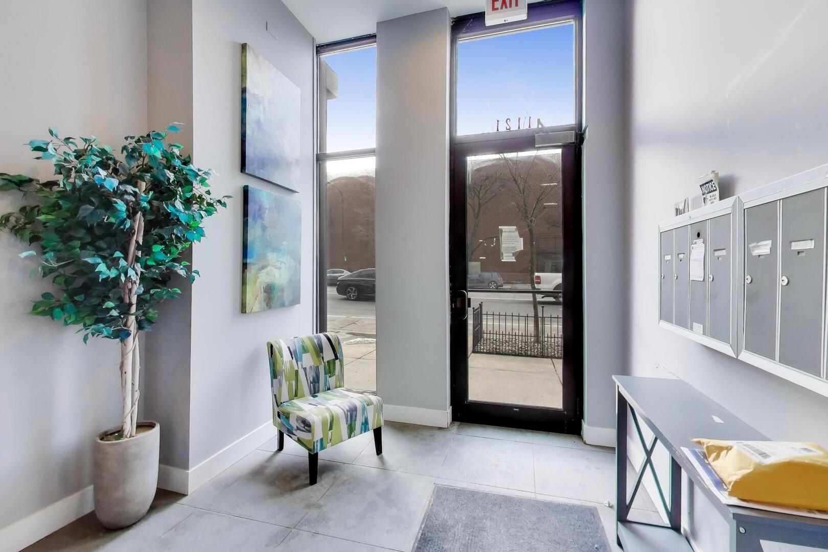 1121 N Western Avenue Unit: 4N