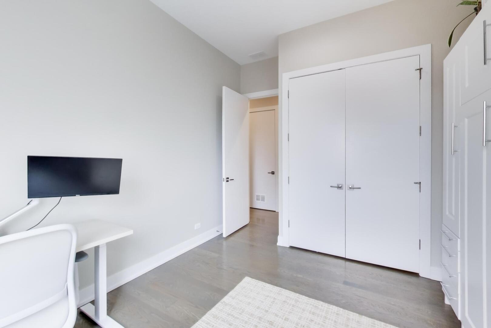 1121 N Western Avenue Unit: 4N