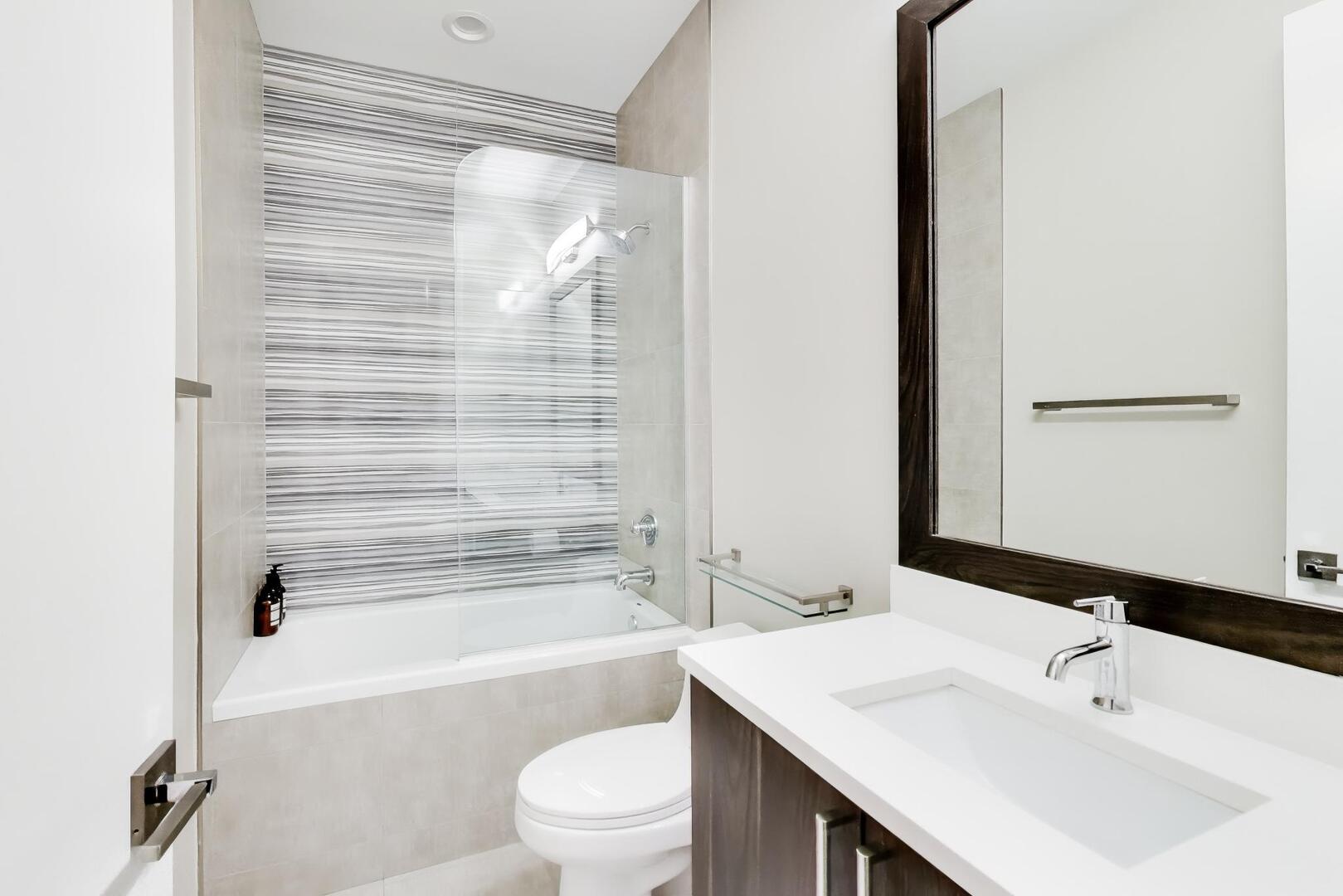 1121 N Western Avenue Unit: 4N