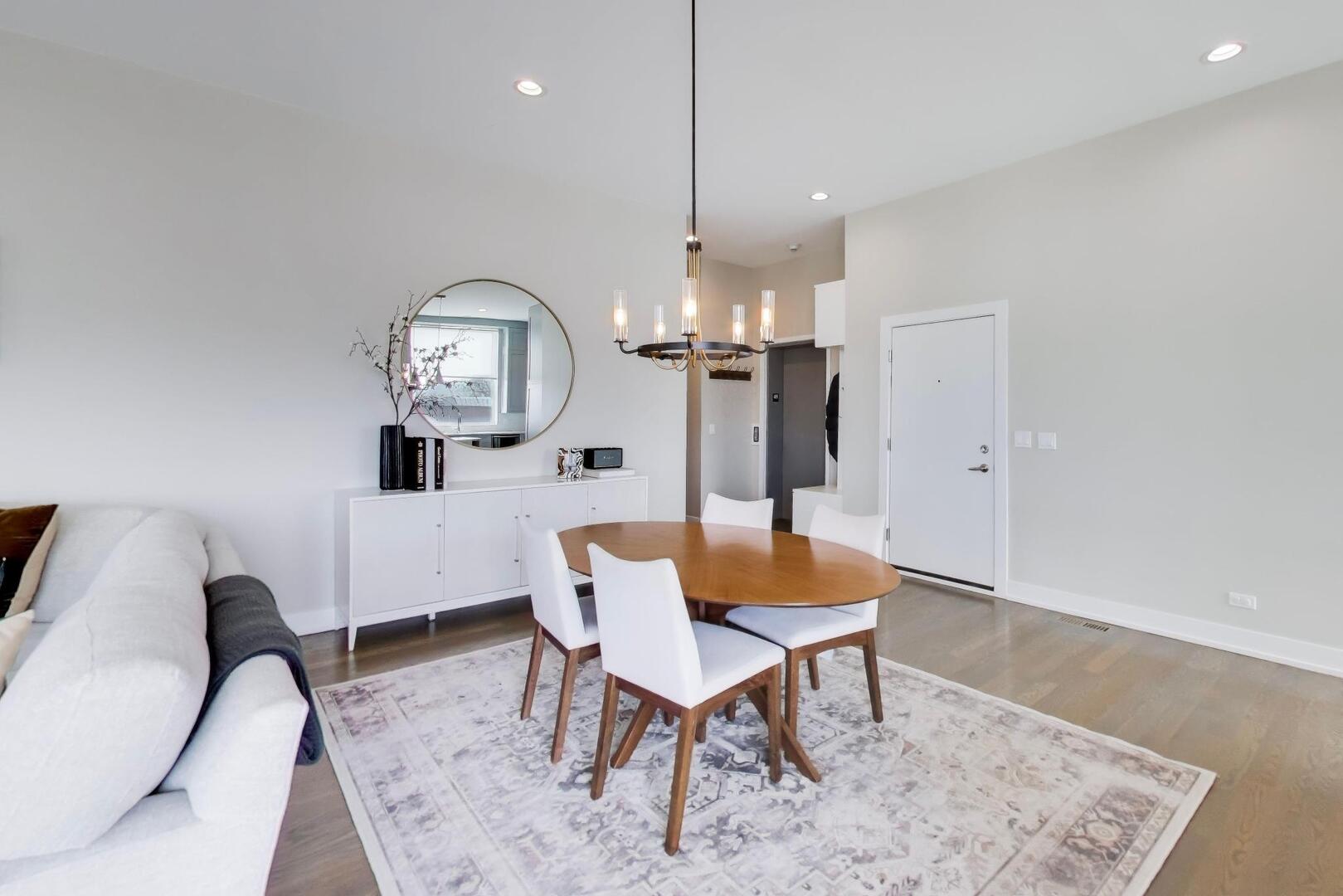 1121 N Western Avenue Unit: 4N