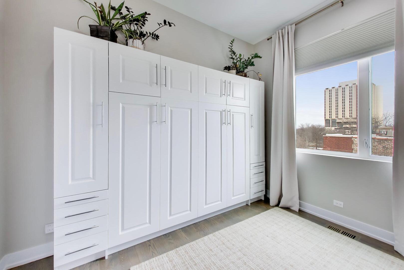 1121 N Western Avenue Unit: 4N