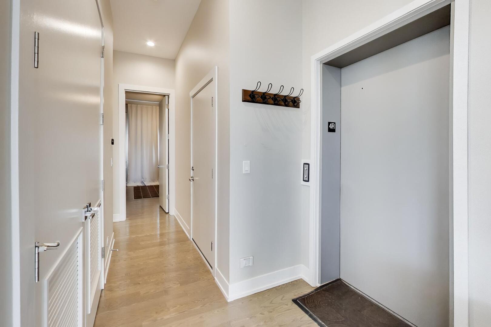 1121 N Western Avenue Unit: 4N