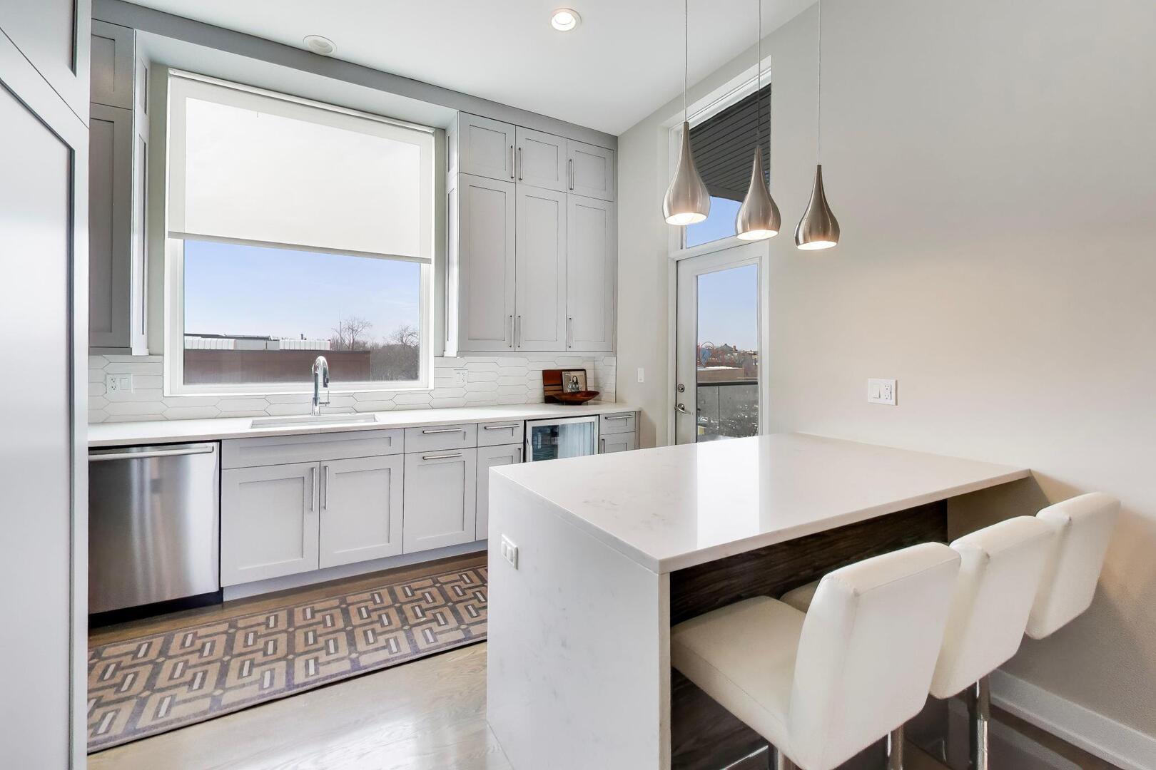 1121 N Western Avenue Unit: 4N