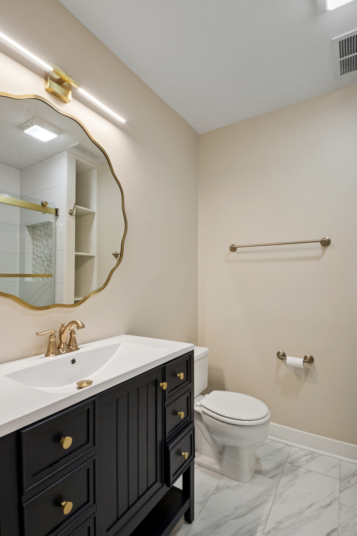 3059 N Lincoln Avenue Unit: B