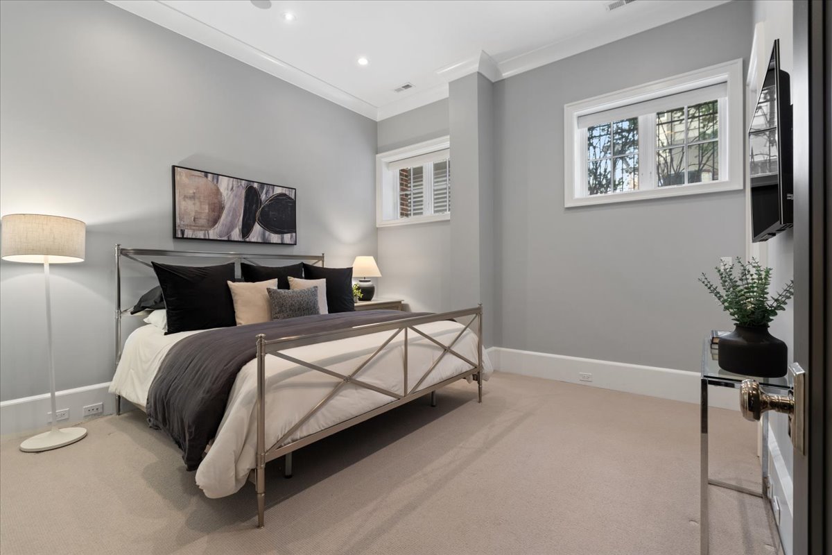 1722 N BURLING Street