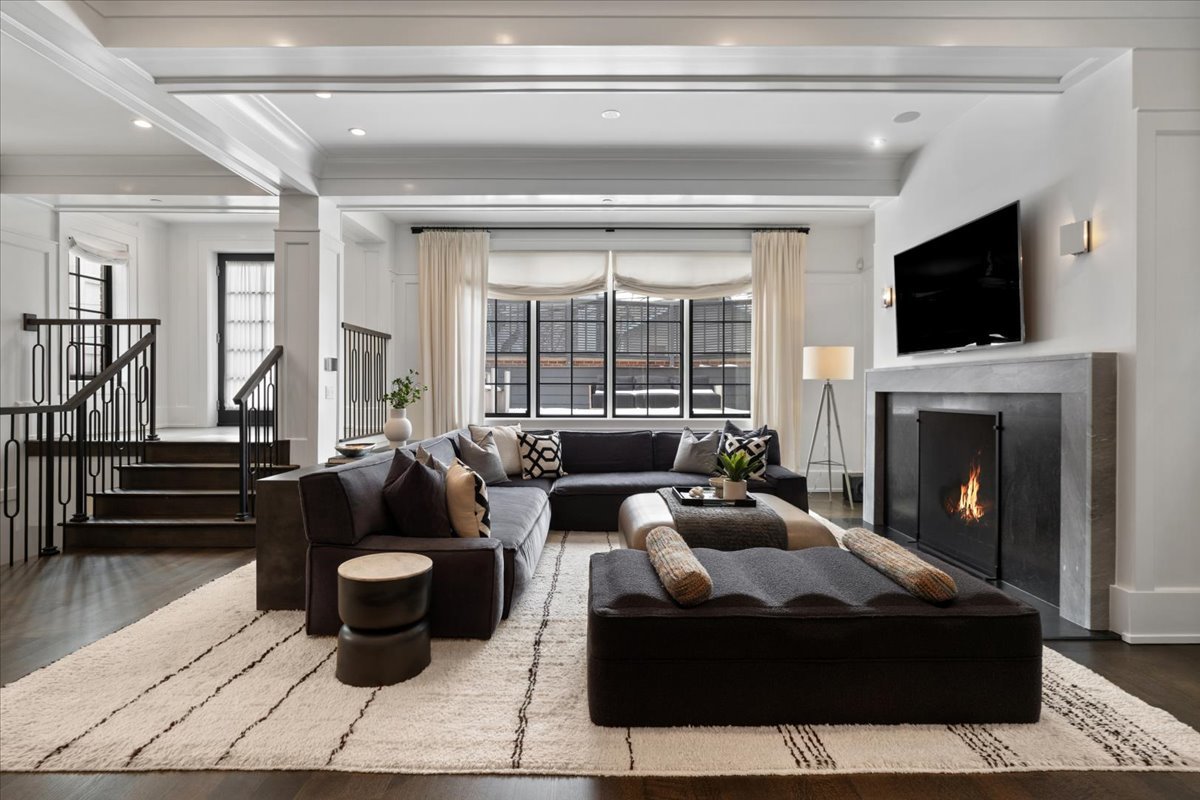 1722 N BURLING Street