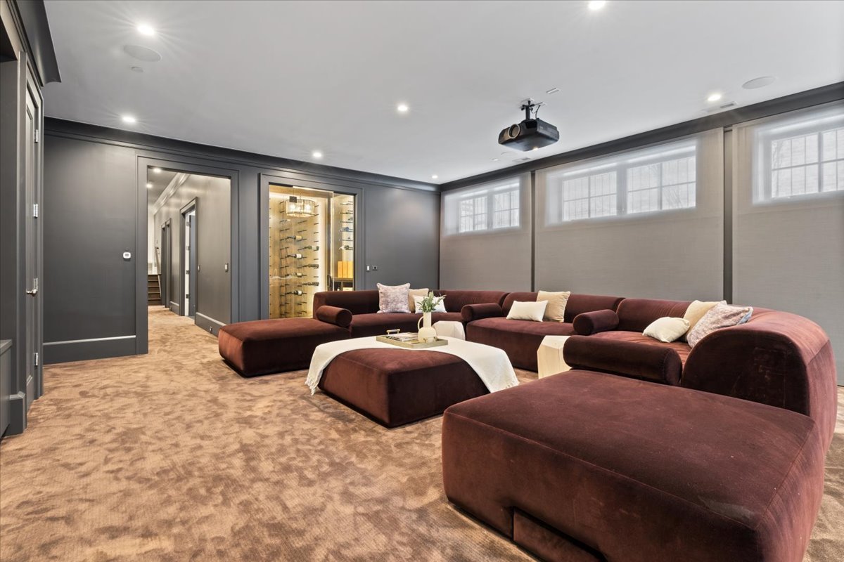 1722 N BURLING Street