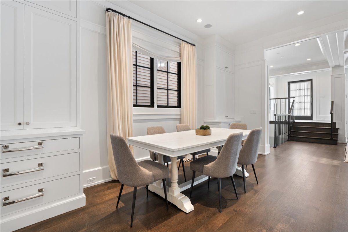 1722 N BURLING Street