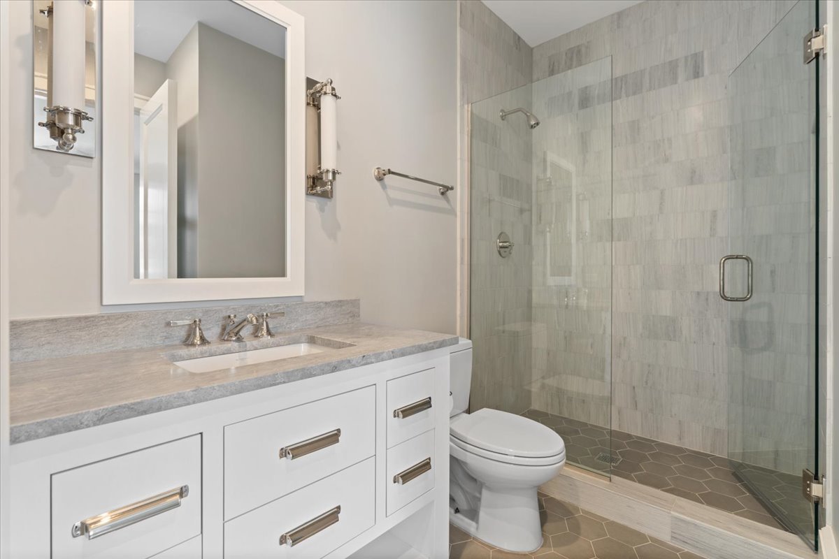 1722 N BURLING Street