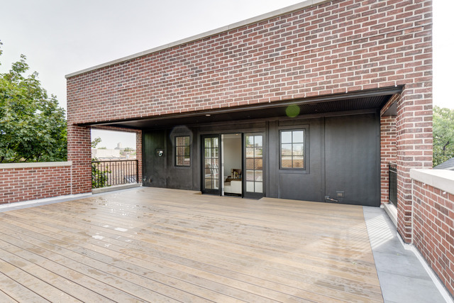 1722 N BURLING Street