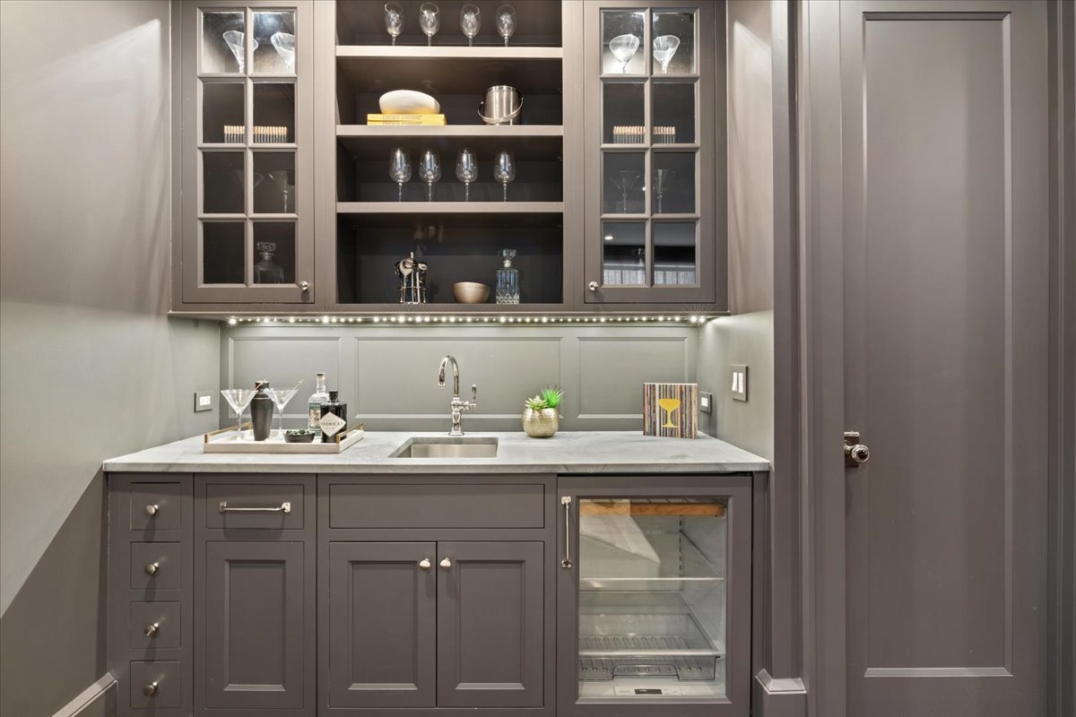 1722 N BURLING Street