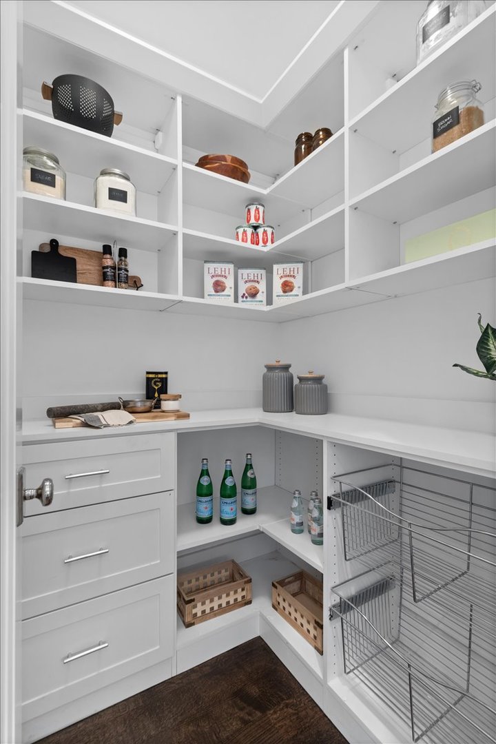 1722 N BURLING Street