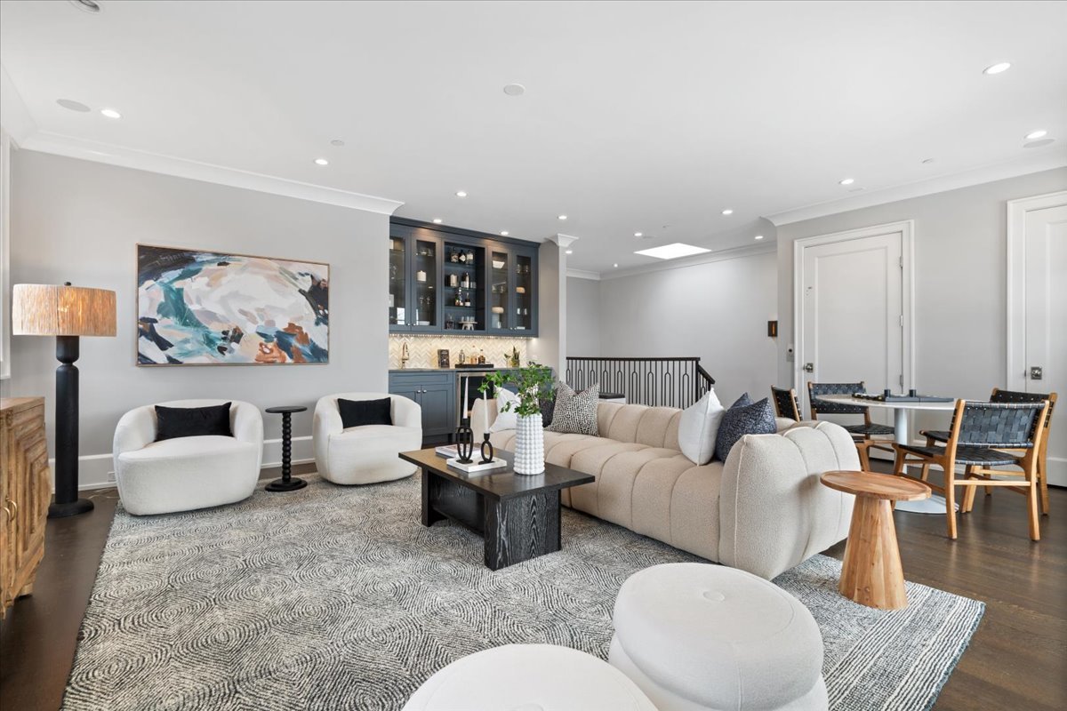 1722 N BURLING Street