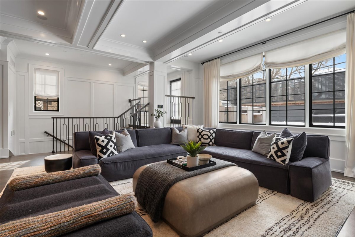 1722 N BURLING Street