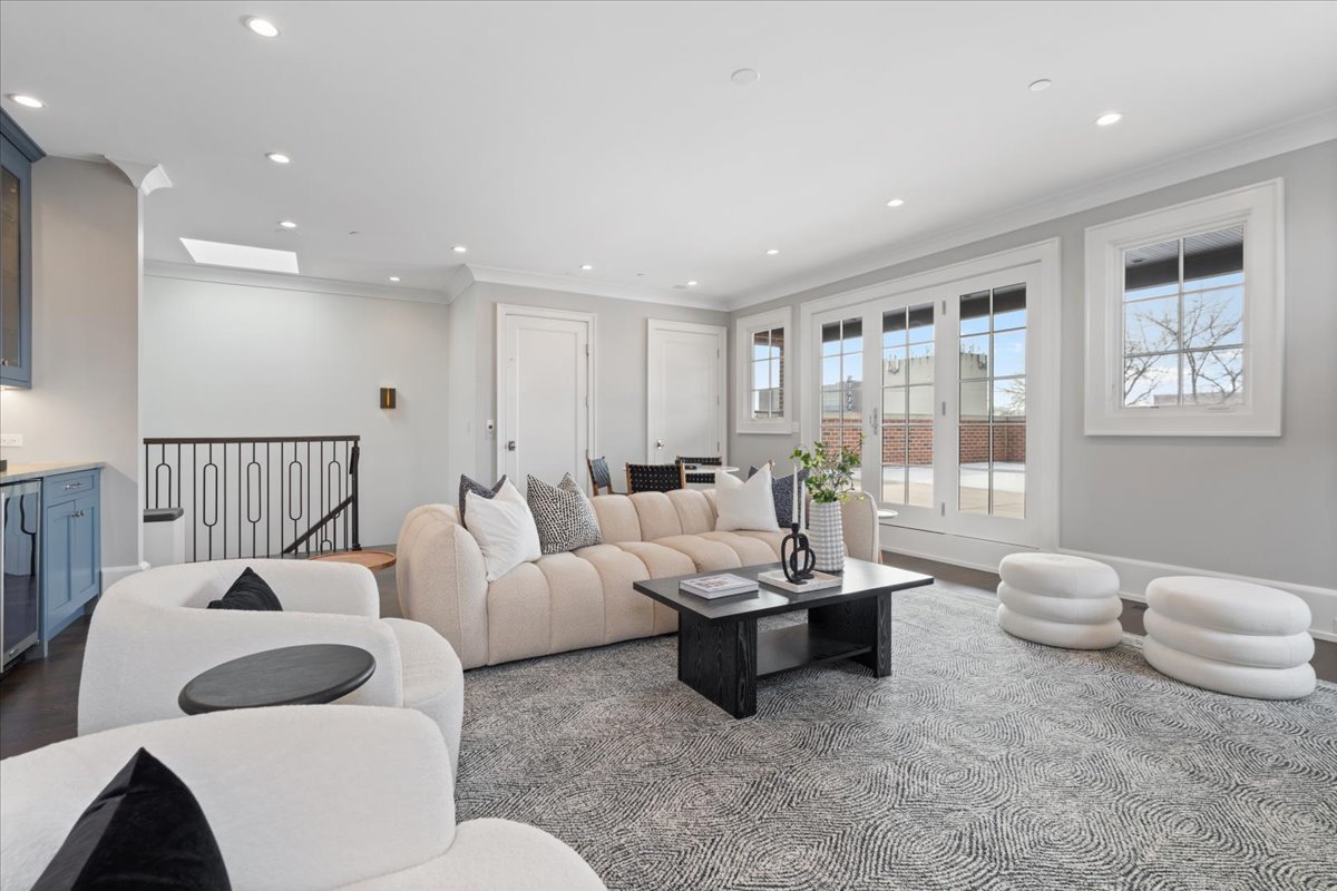 1722 N BURLING Street