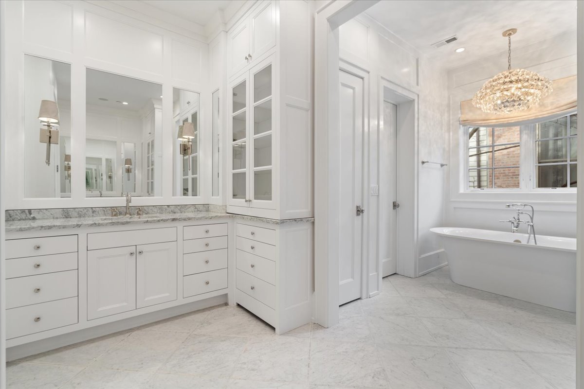 1722 N BURLING Street