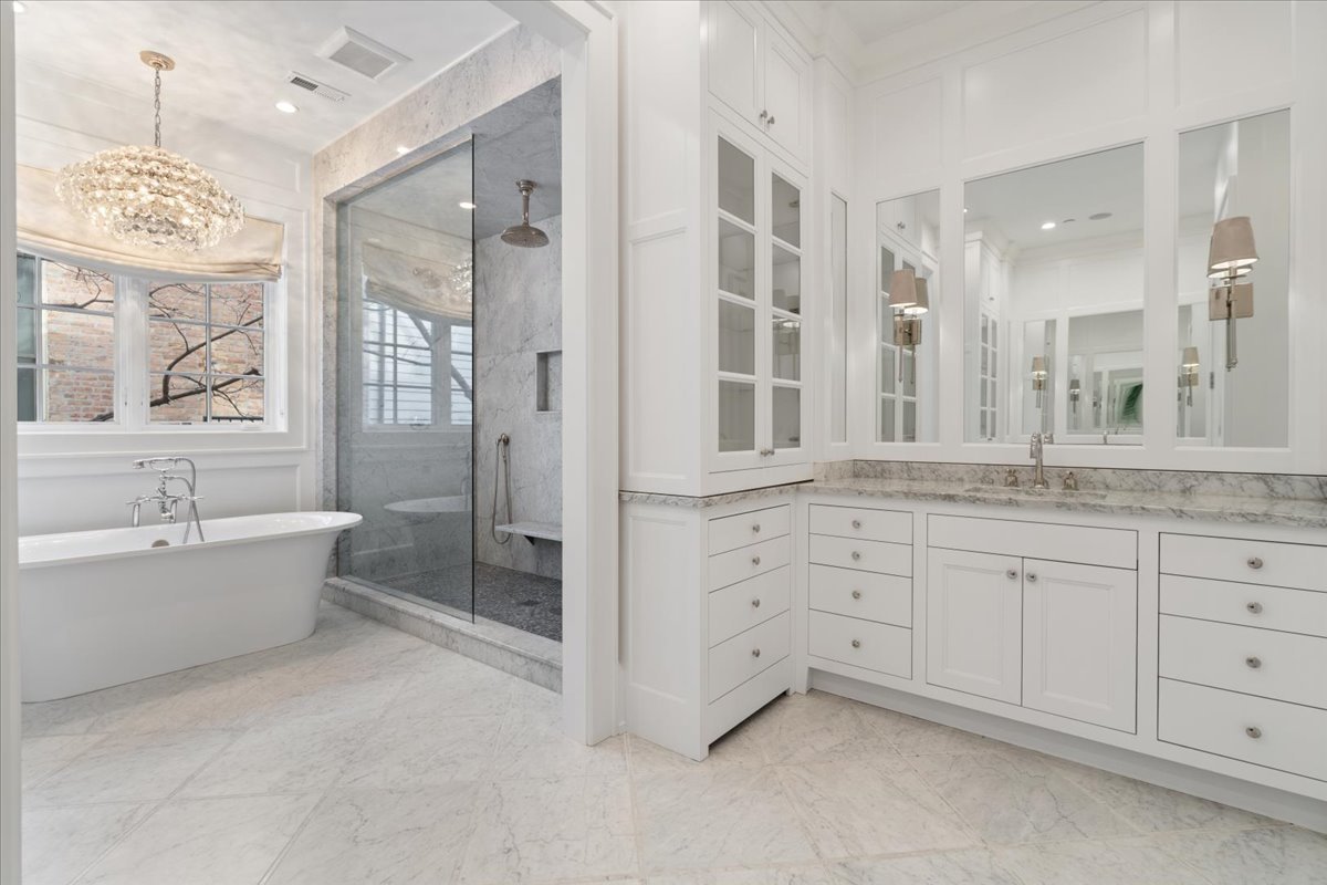 1722 N BURLING Street