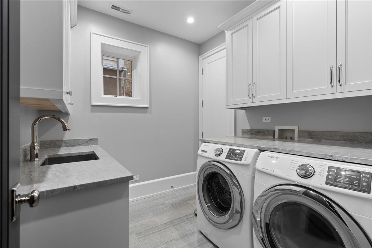 1722 N BURLING Street