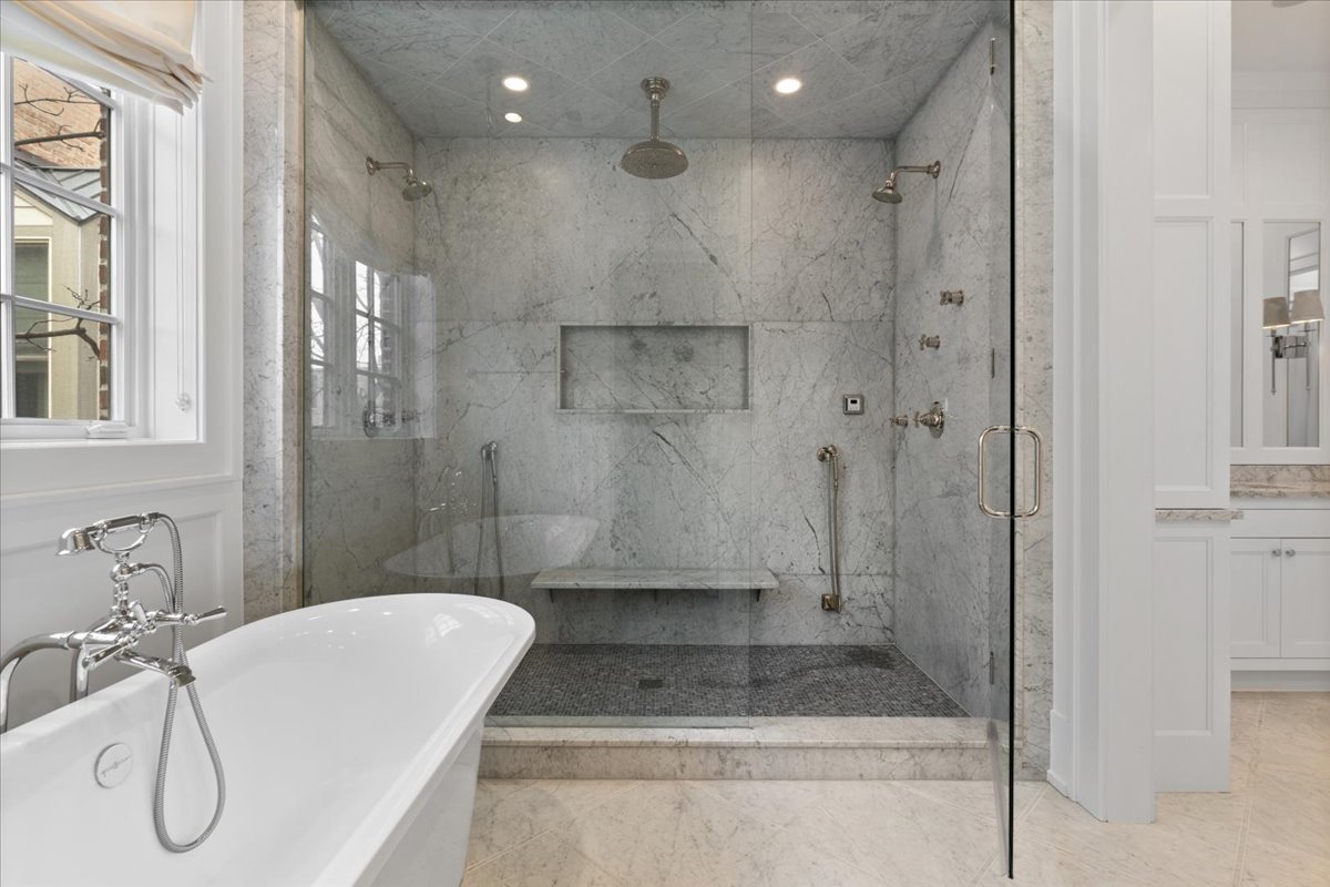 1722 N BURLING Street