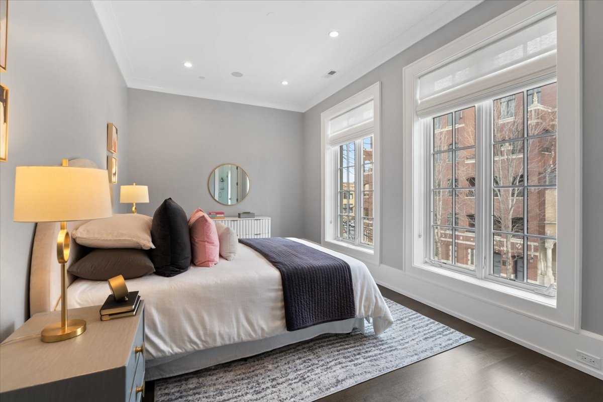 1722 N BURLING Street