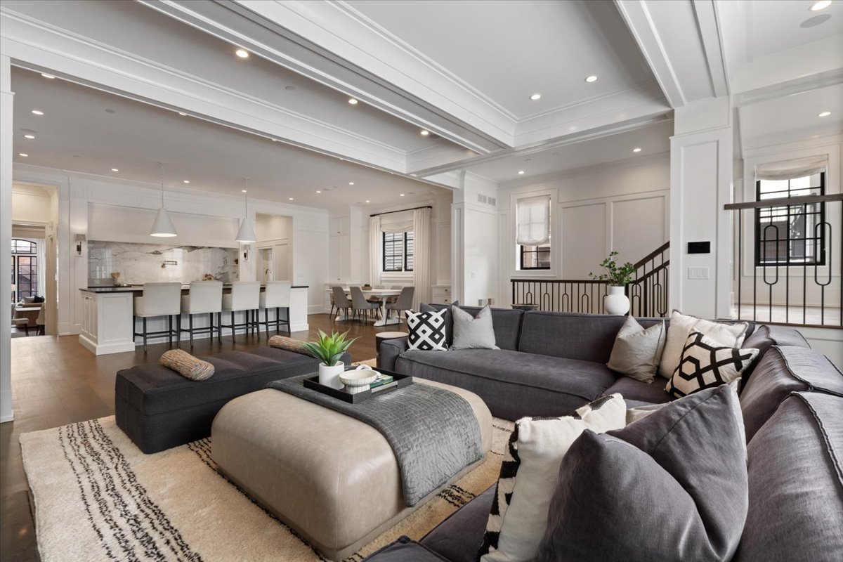 1722 N BURLING Street