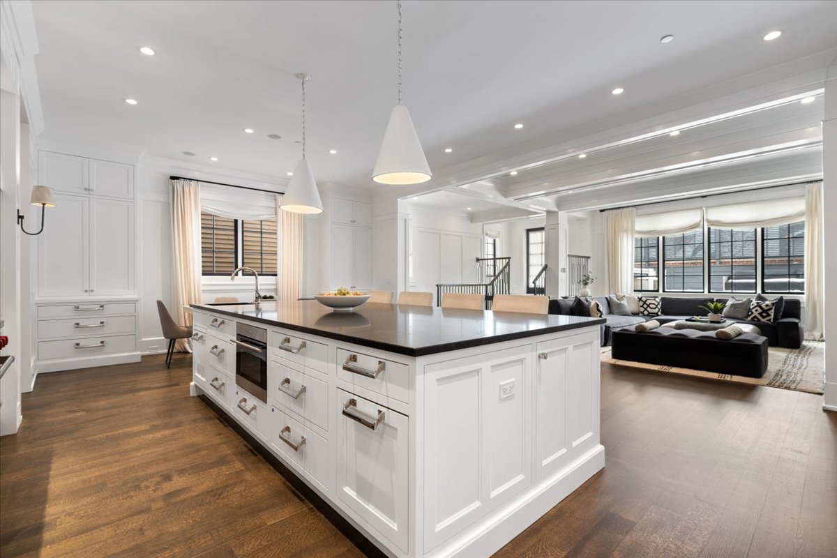 1722 N BURLING Street