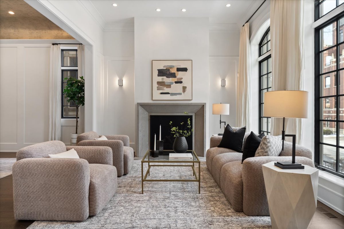 1722 N BURLING Street