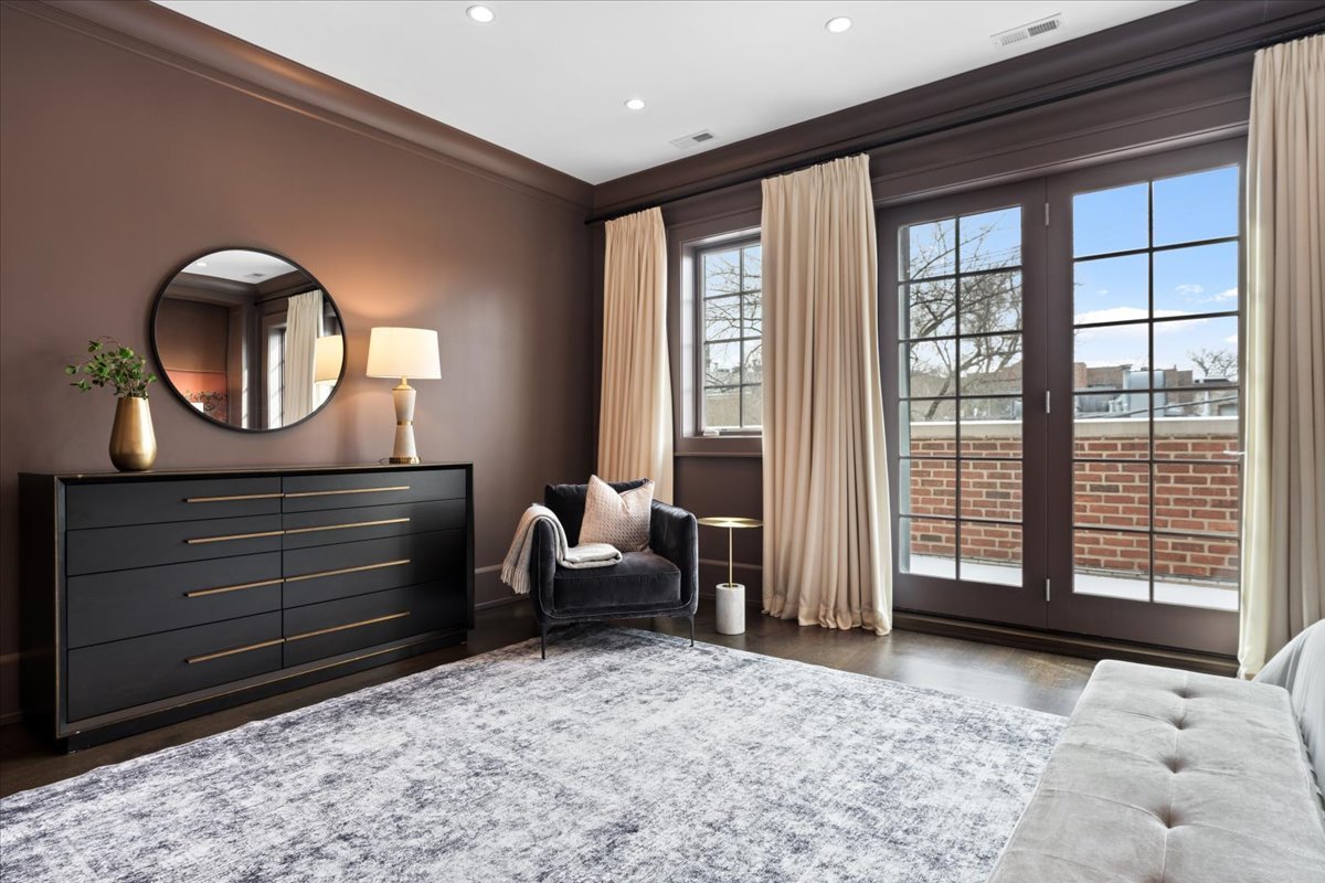 1722 N BURLING Street