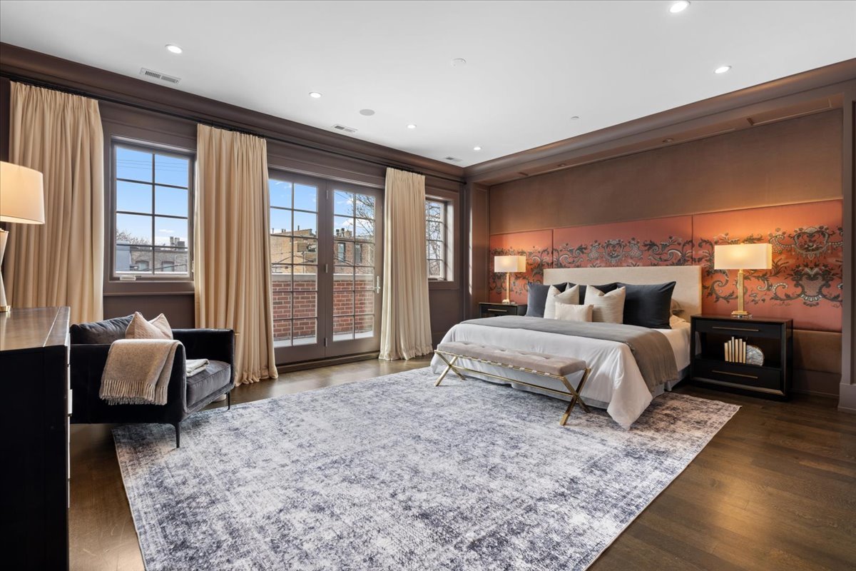 1722 N BURLING Street