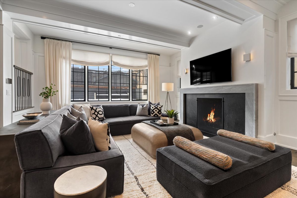 1722 N BURLING Street