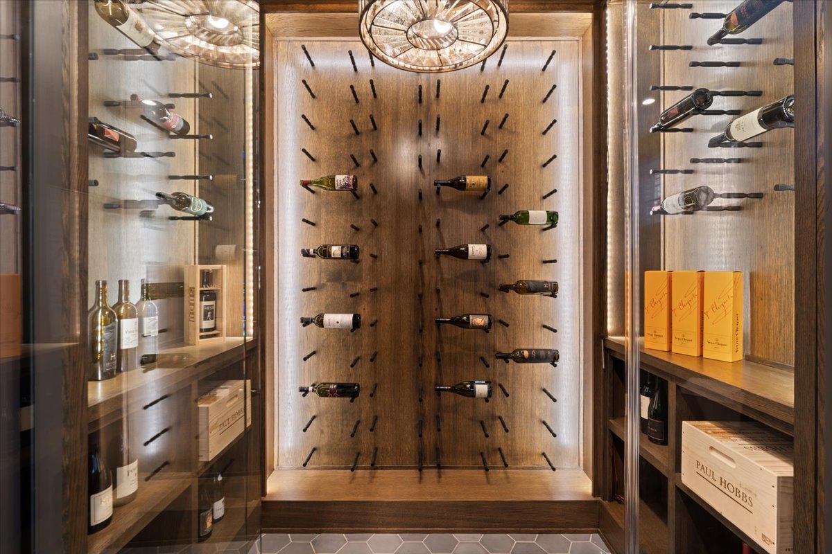 1722 N BURLING Street