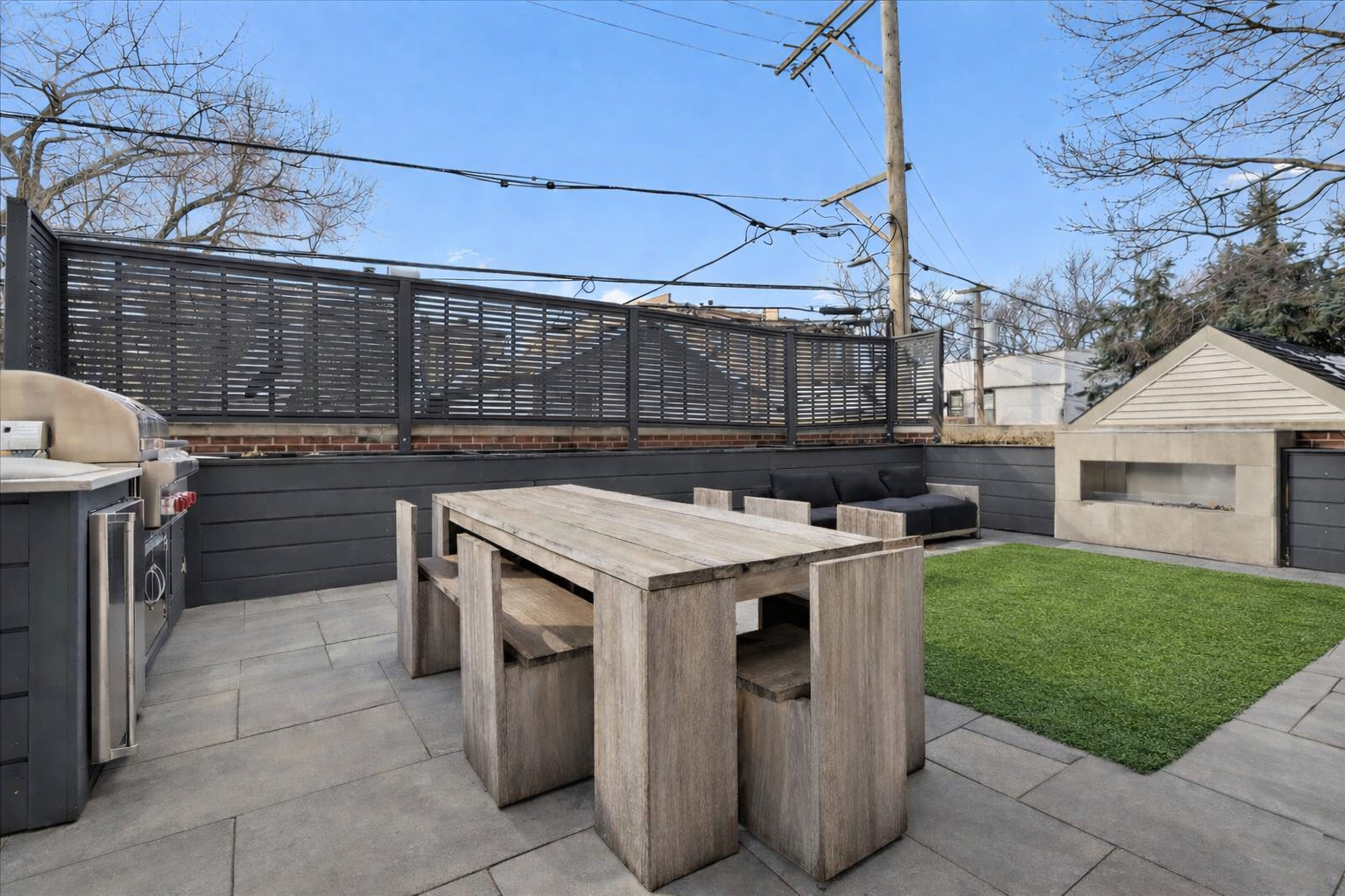 1722 N BURLING Street