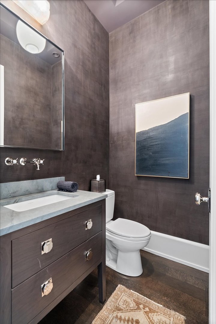 1722 N BURLING Street