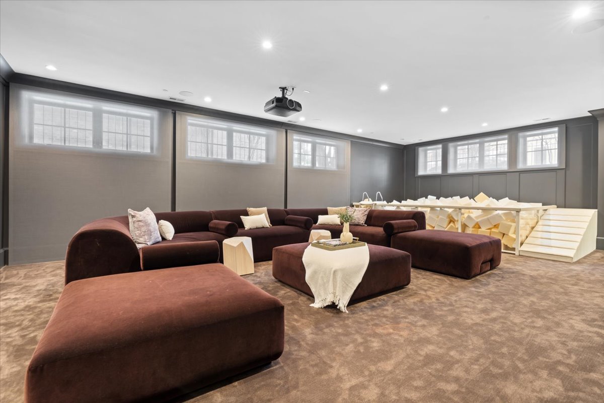 1722 N BURLING Street