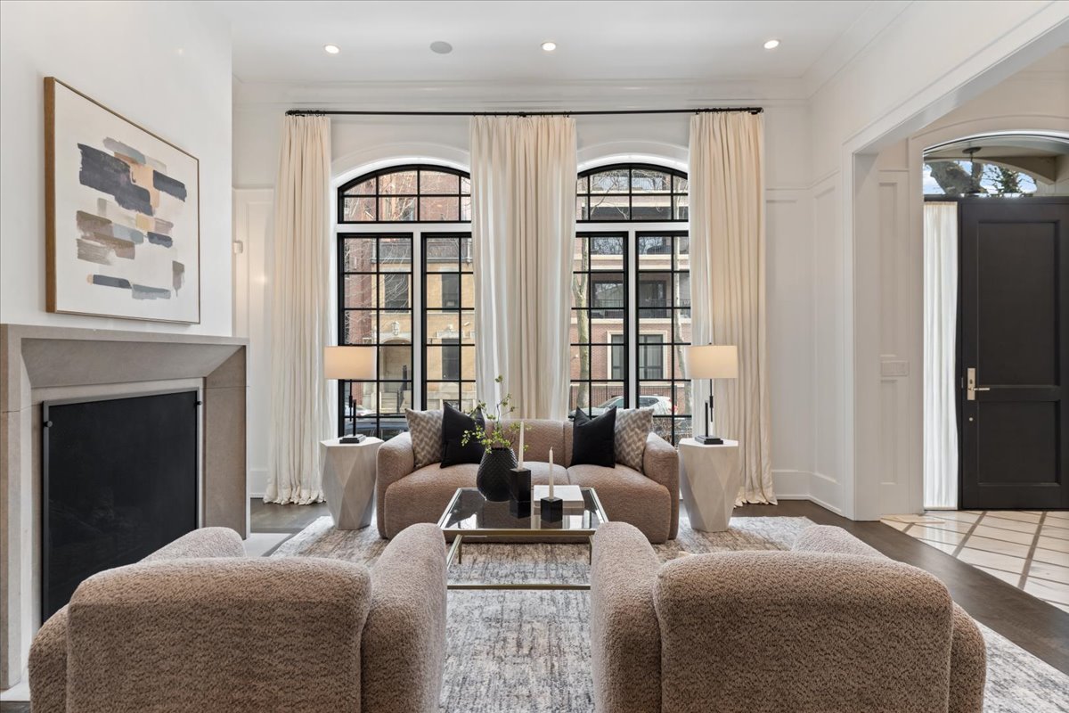 1722 N BURLING Street