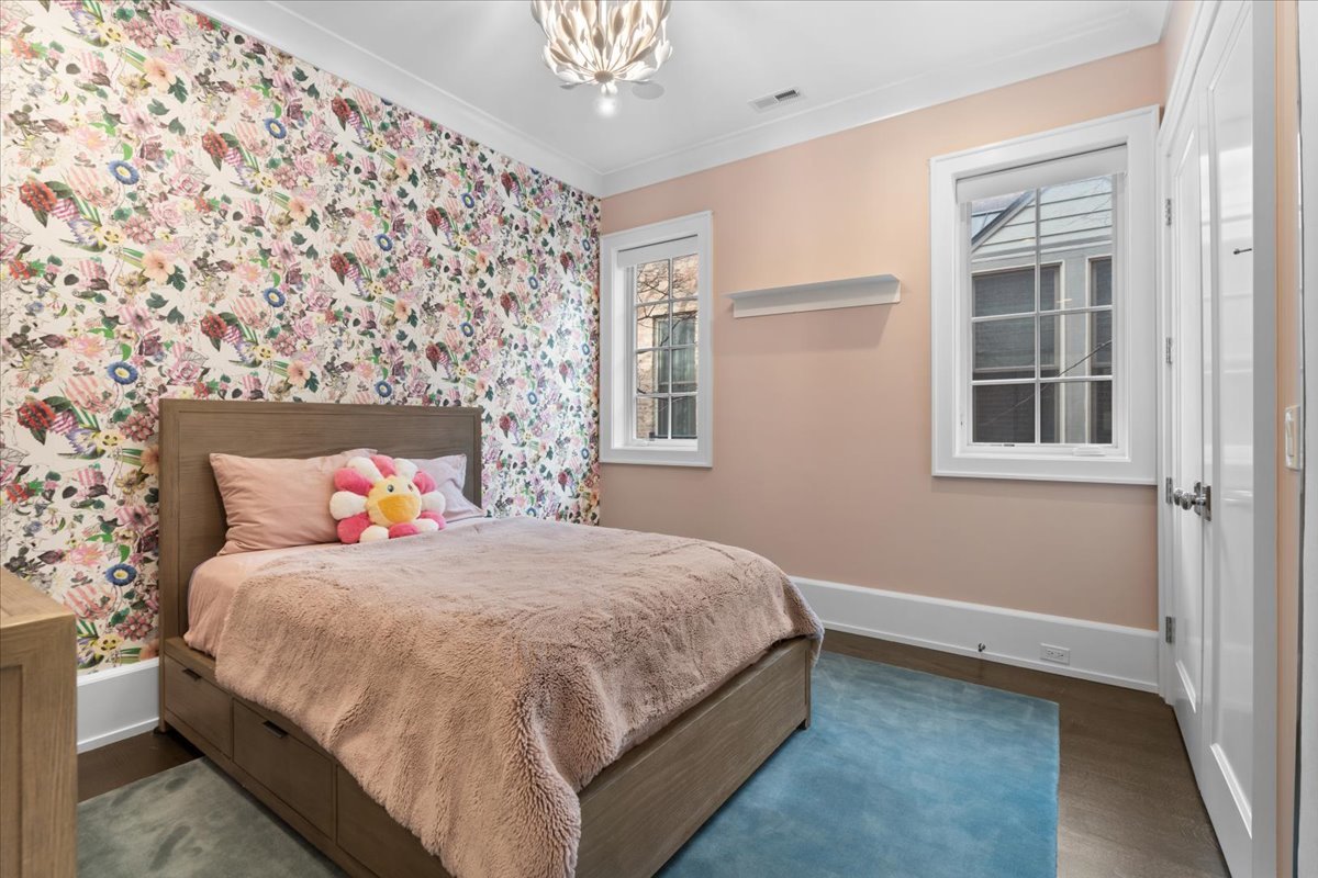 1722 N BURLING Street