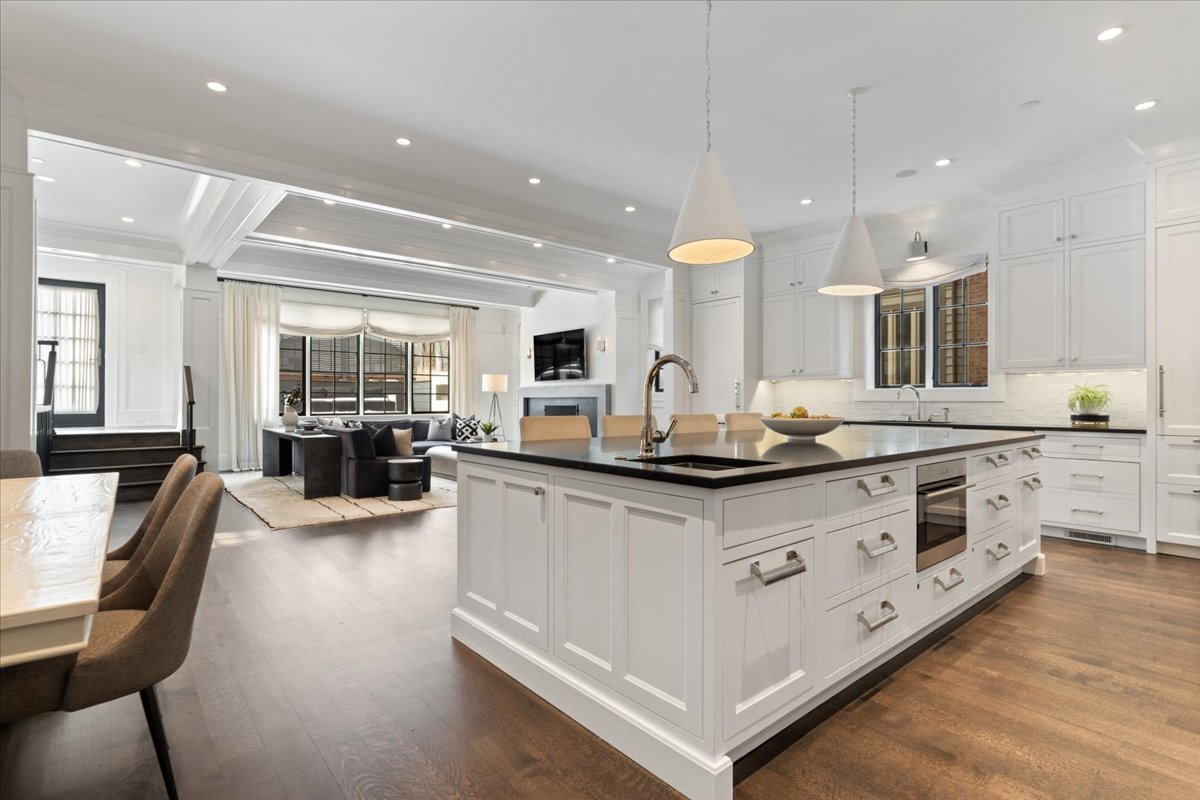 1722 N BURLING Street