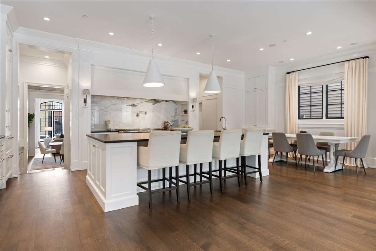 1722 N BURLING Street