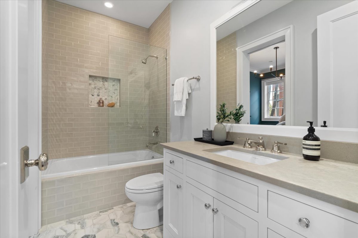 1722 N BURLING Street