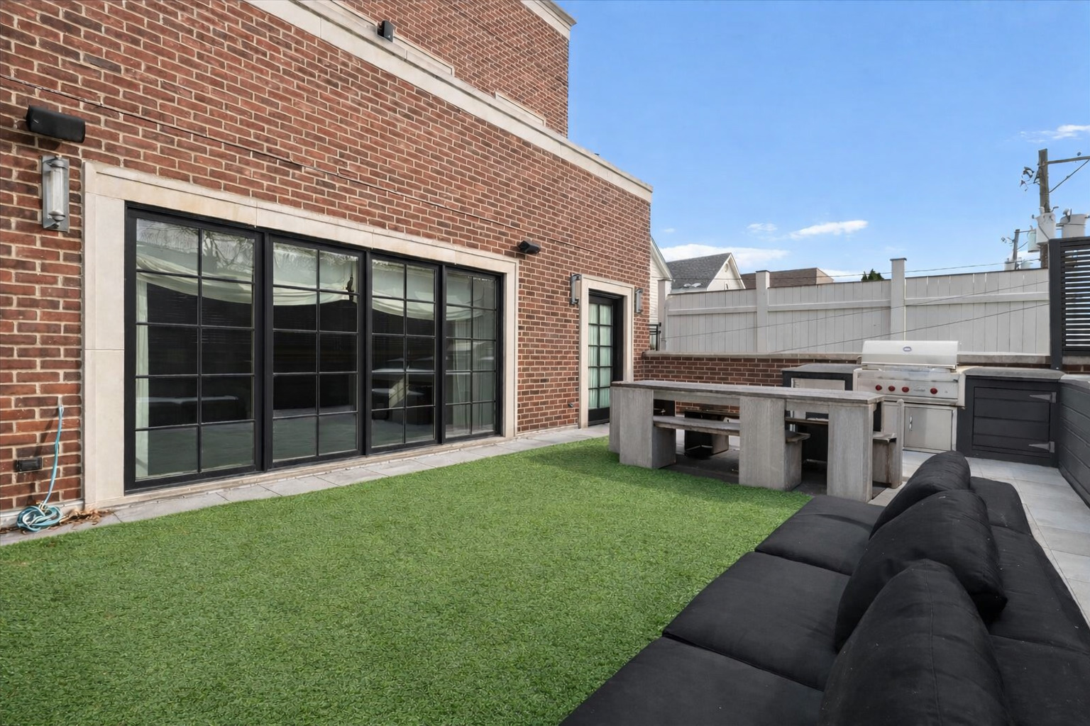 1722 N BURLING Street