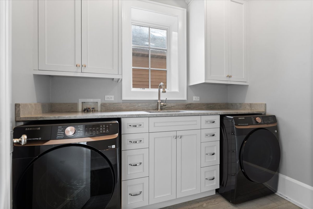 1722 N BURLING Street