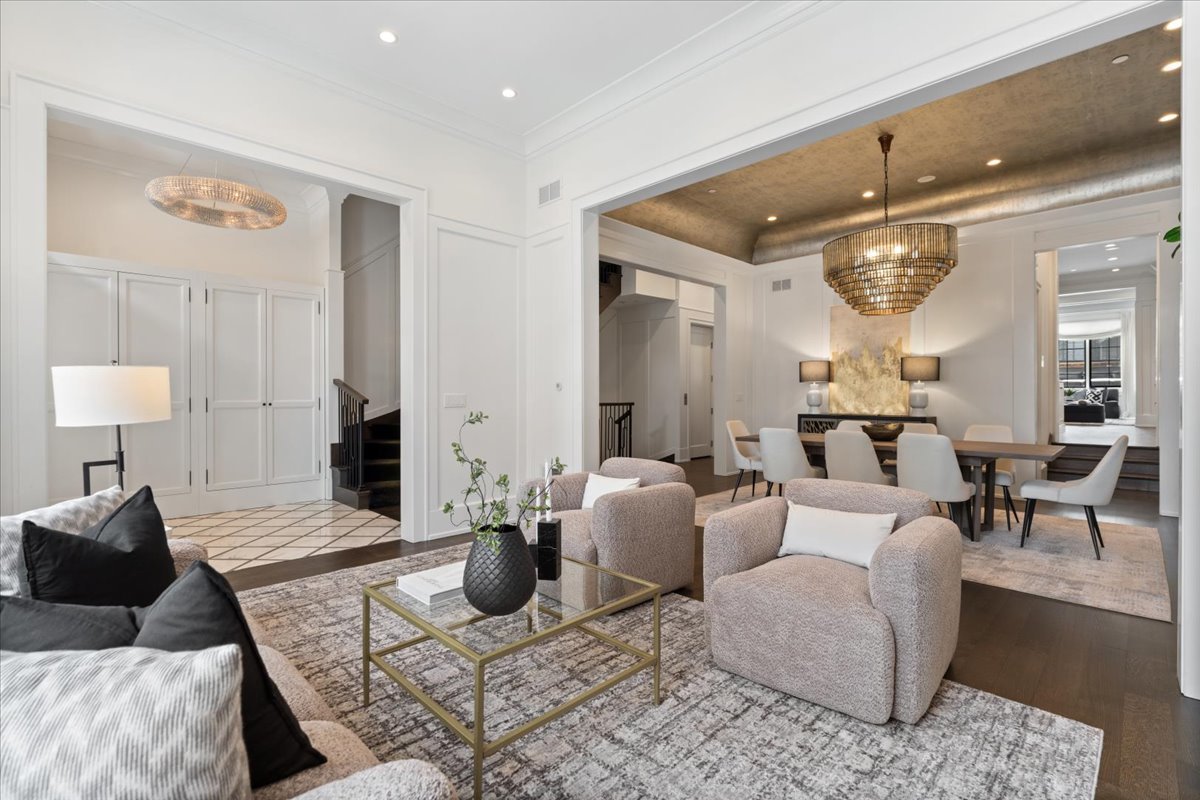 1722 N BURLING Street